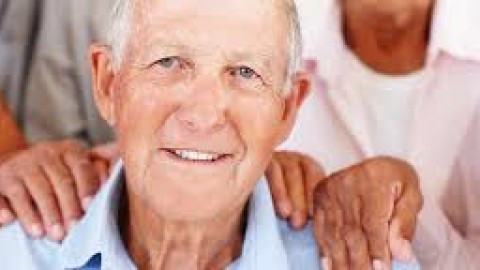 Una legge per promuovere l’invecchiamento attivo e aiutare le famiglie a prendersi cura degli anziani