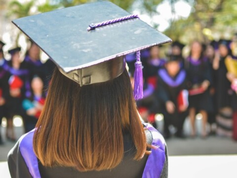 Divario di genere: le ragazze studiano di più e si laureano prima, ma sul lungo periodo guadagnano meno e lavorano con meno soddisfazione